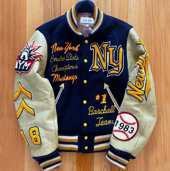 Chaqueta varsity vintage con parches bordados en un perchero